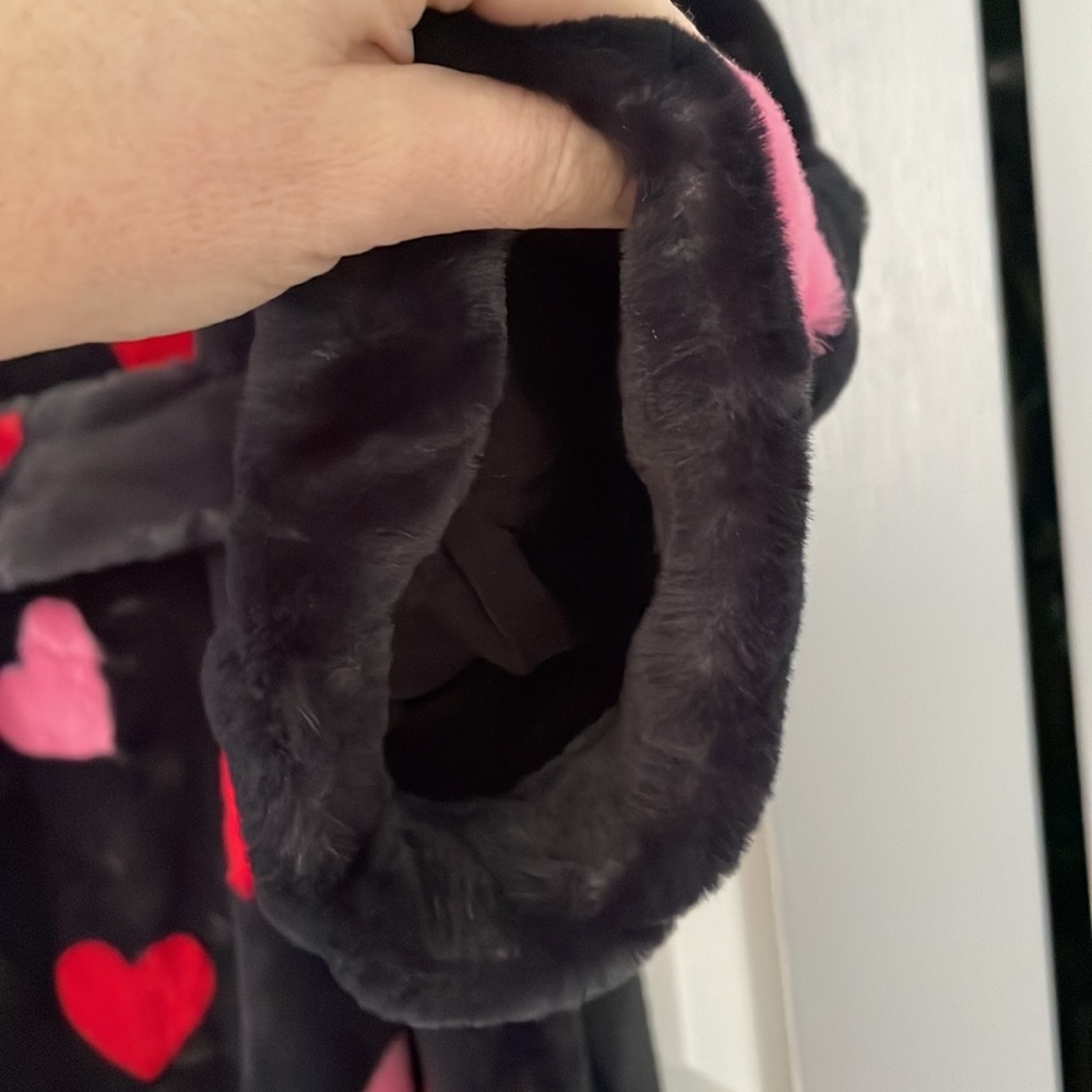 Kate Spade Medium plush robe black with red & pink hearts & pockets! Valentine’s - Picture 13 of 17